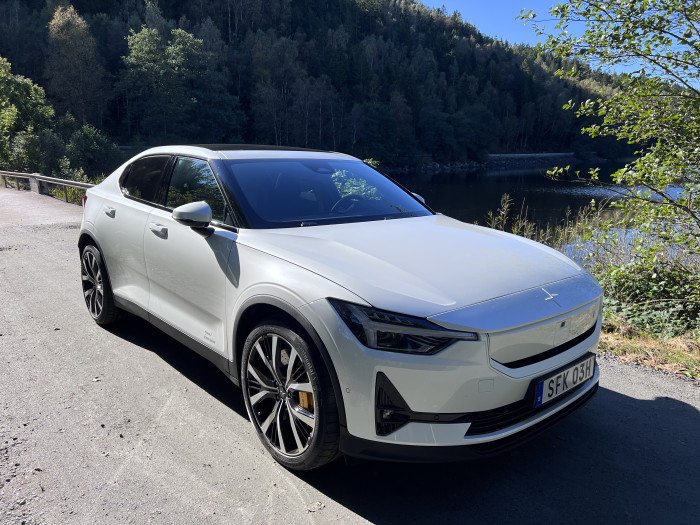 Fotopause an einem See mit der neuen Allradversion vom Polestar 2 (Bild: Polestar)